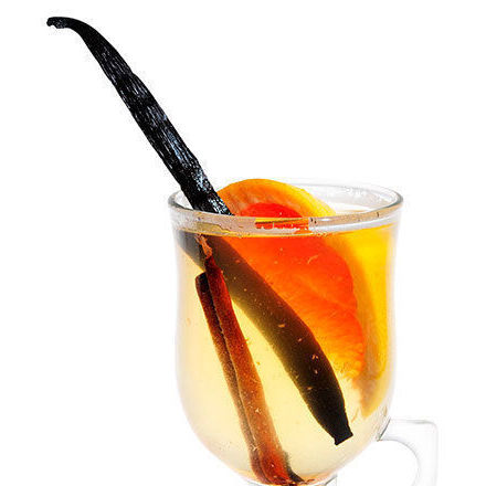 https://us.inshaker.com/uploads/cocktail/promo/183/square_1542205145-Mulled-White-Wine-_promo.jpg